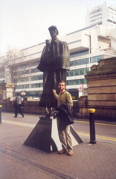 039- Памятник Шерлоку Холмсу рядом со входом в станцию метро Бей